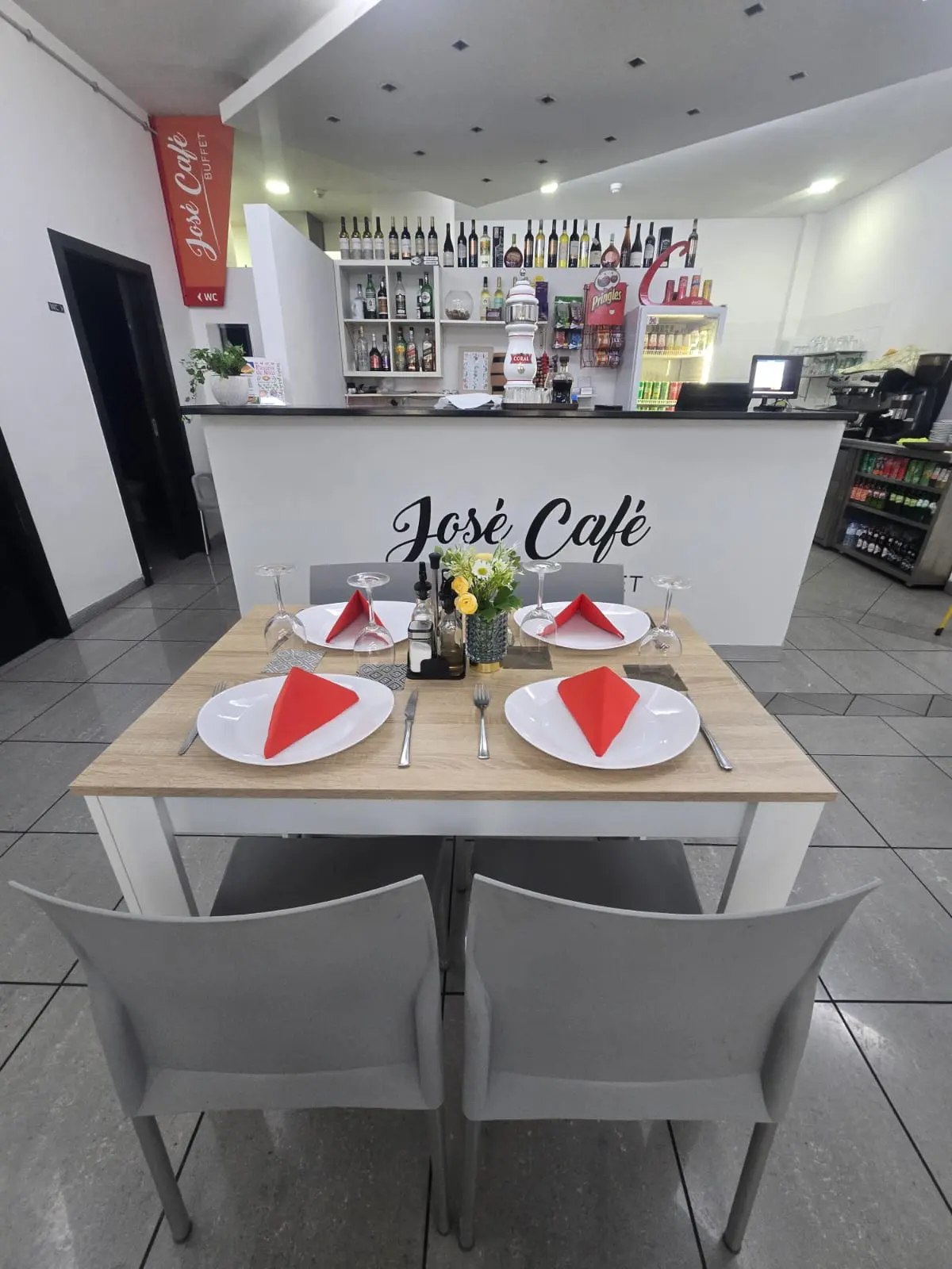 Table setting with José Café branding