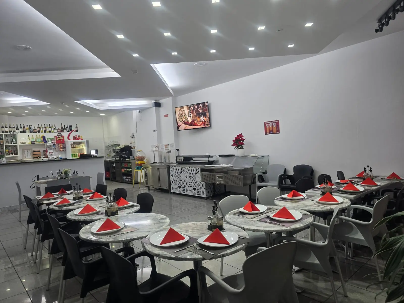 José Café dining area with bar